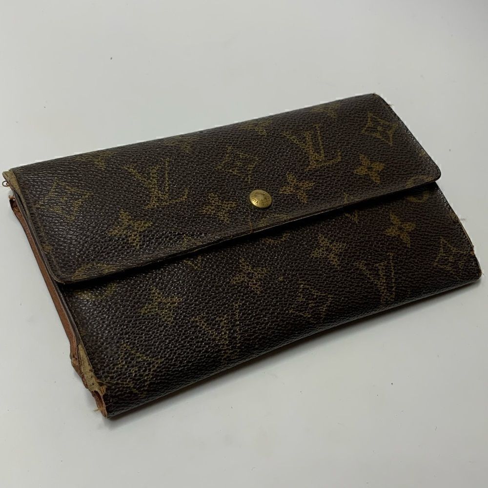 Authentic Louis Vuitton Monogram Sarah Wallet